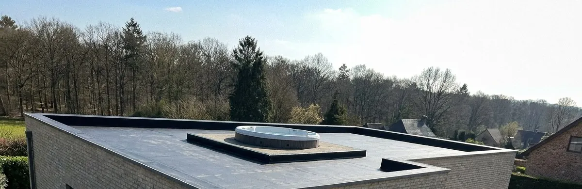 Toit plat en EPDM d'une villa de Rhode-Saint-Genèse face à la forêt de Soignes, travail de l'étancheur L'Étanchéiste